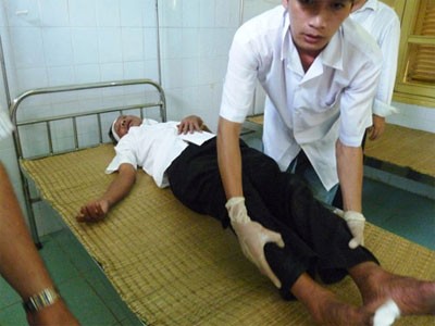 Nhiều người phải nhập viện cấp cứu do bị giẫm đạp. Trong ảnh là nạn nhân Phạm Minh Tân.